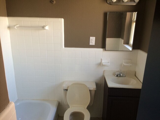 Building Photo - Charming 1-Bedroom Apartment at Jamieson Apartments – Updated & Cozy Living in St. Francis Neighb...