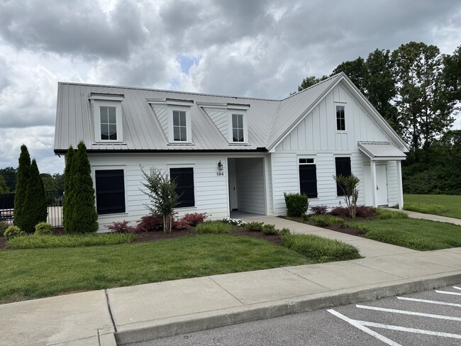 Building Photo - 801 Dallas Dr