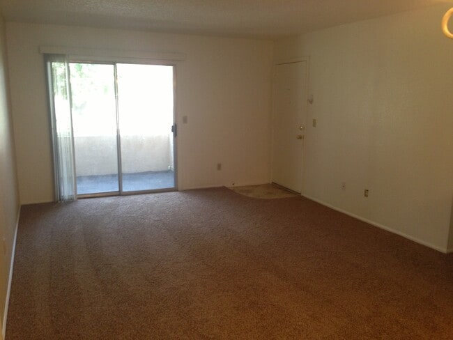 Building Photo - **COMFY 2 BEDROOM/2 FULL BATHROOM CONDO IN...