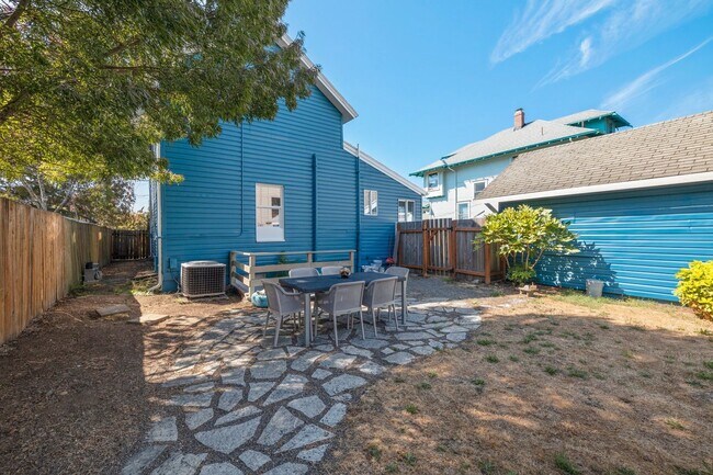Building Photo - 1/2 Month Free - Storybook Farmhouse, Updated w/ Character in the Heart of NE Portland!