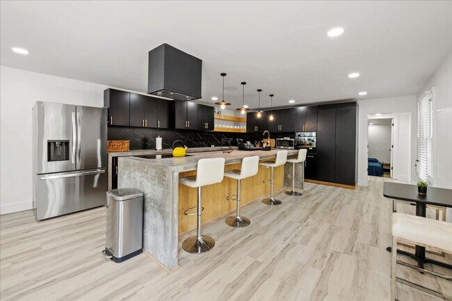 Building Photo - 1324 E 9th St