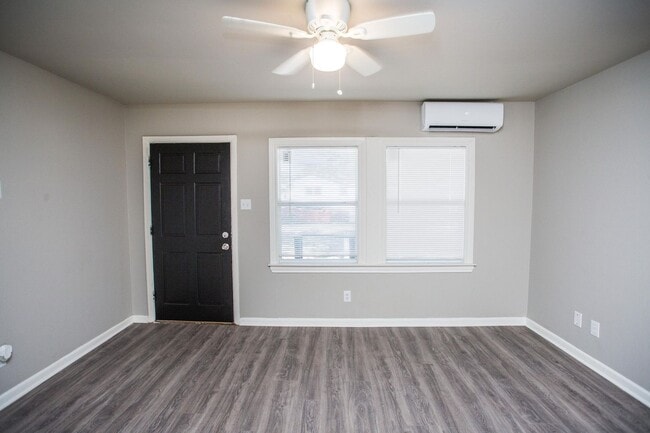 Building Photo - Spacious 4 Bed 2 Bath with Big Backyard