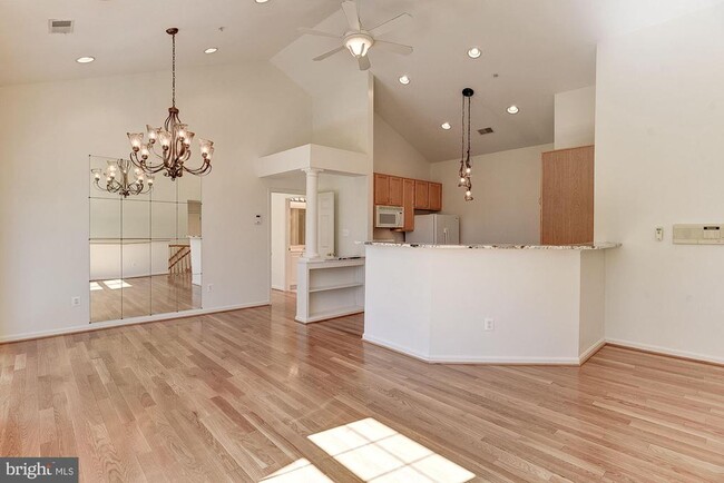 Building Photo - 10706 Symphony Way