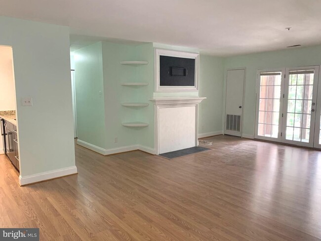 Building Photo - Beautiful upgraded ground level 1 bedroom ...