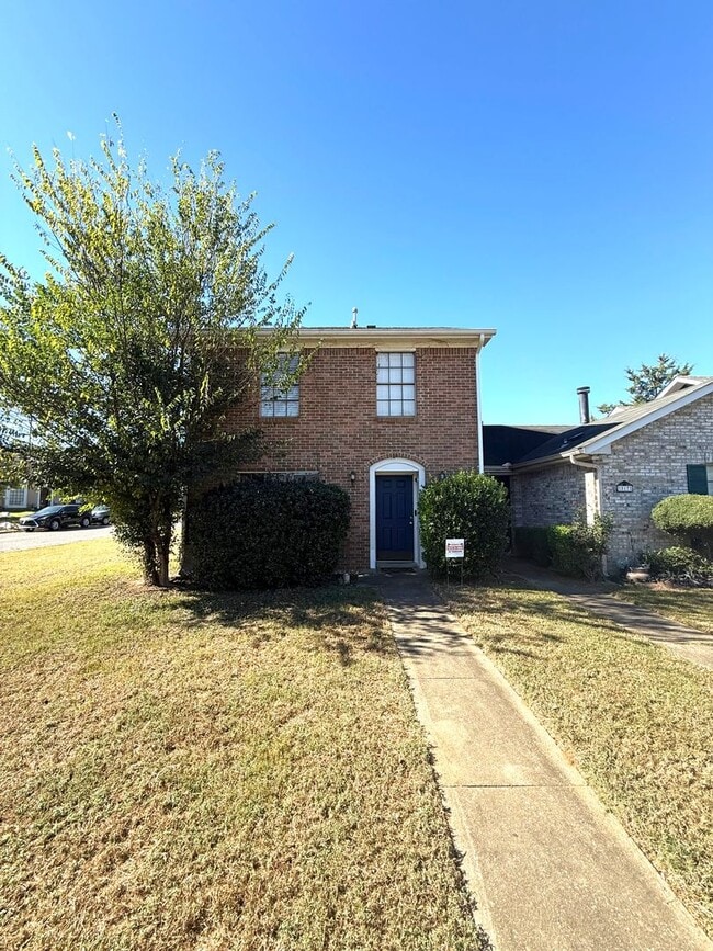 Primary Photo - ** 3 bed 2.5 bath townhouse located by ACA...