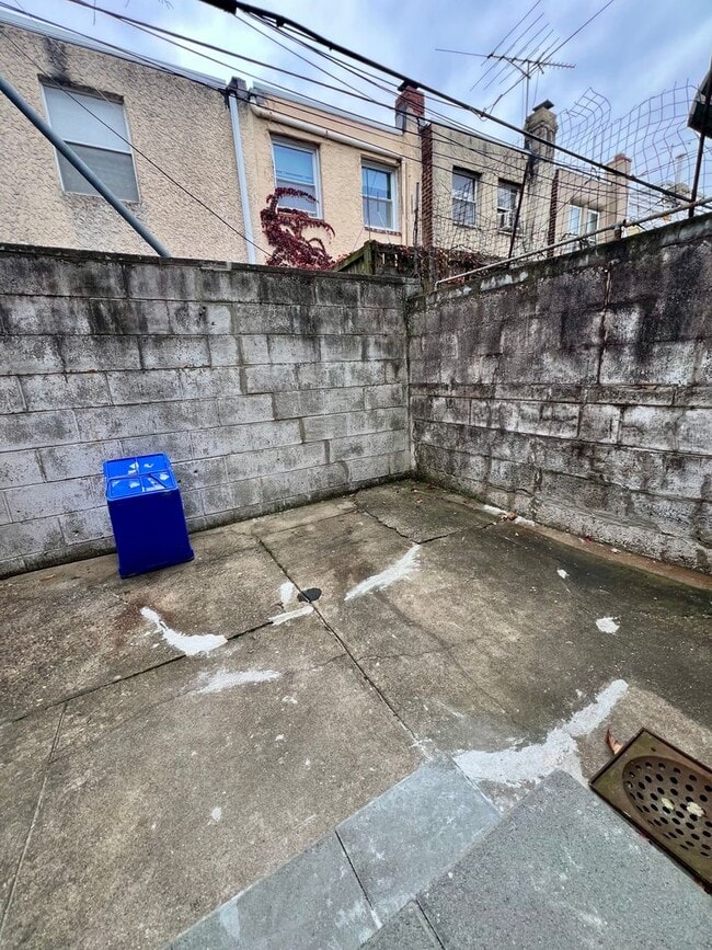 Building Photo - Stunning 2-Bedroom Townhome in the heart of Passyunk Square! Available NOW!