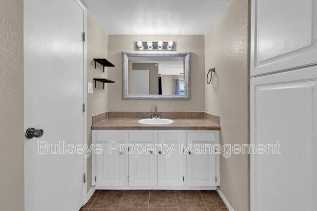 Building Photo - 847 W Juanita Ave