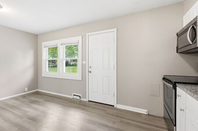 Building Photo - Don't Miss Out on This Charming 3 Bed, 1 Bath Home in South Kansas City!