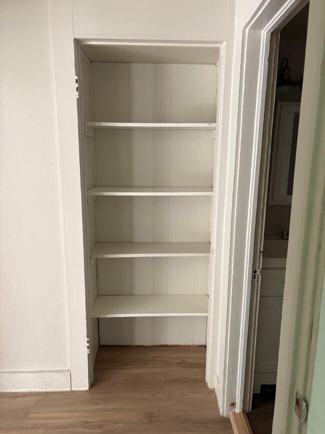 Building Photo - 406 S Fredonia St