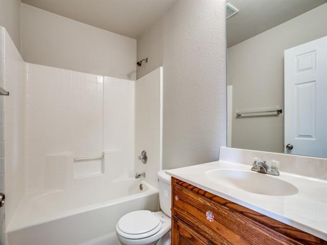 Building Photo - 1208 Boxwood Dr