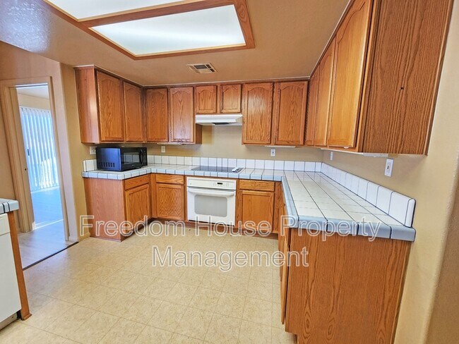 Building Photo - 3280 E Winery Rd