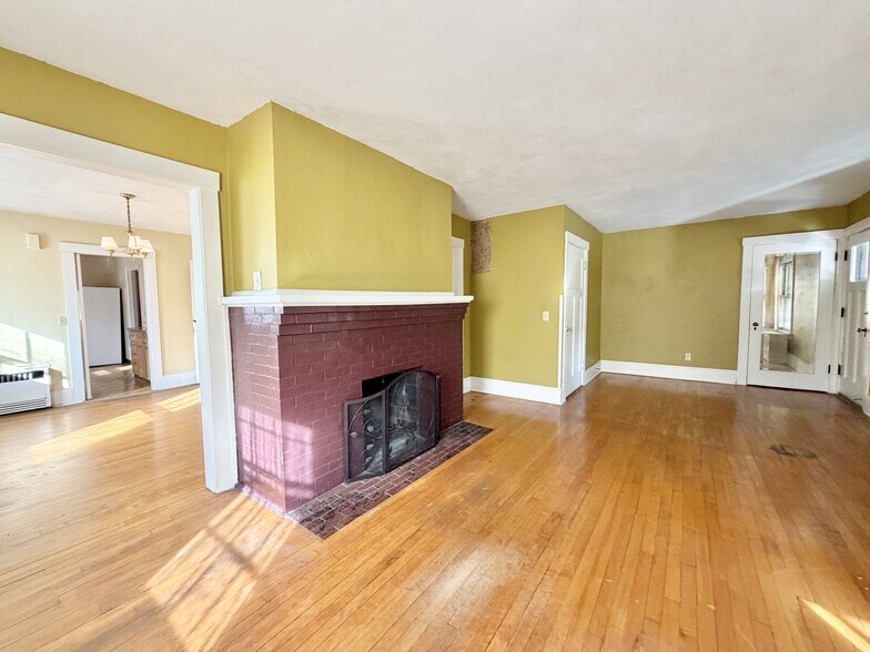 Building Photo - 715 Bushnell St