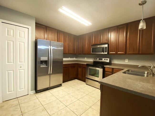 Building Photo - Herons Landing Water/Sewer/Cable/Internet ...