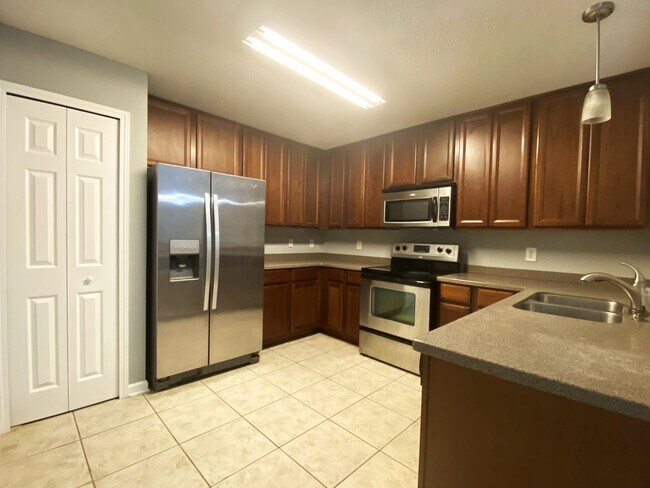 Building Photo - Herons Landing Water/Sewer/Cable/Internet included