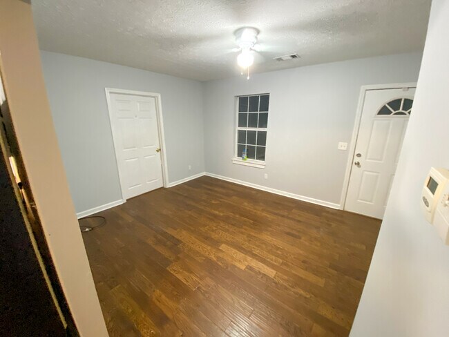 Building Photo - 1900 Lee Rd 61