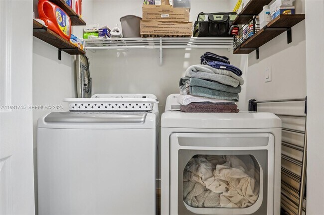 Building Photo - 2926 S University Dr