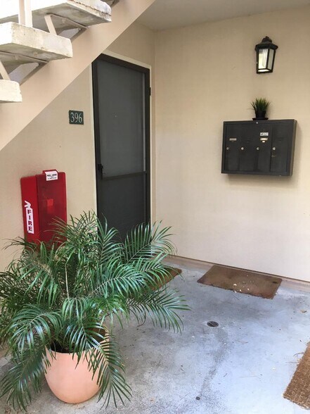 Building Photo - 396 Larkspur Plaza Dr