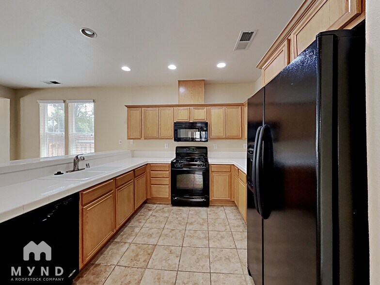 Building Photo - 6890 Apus Dr