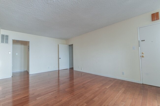 Building Photo - Beautiful 2 bed 2 bath for rent