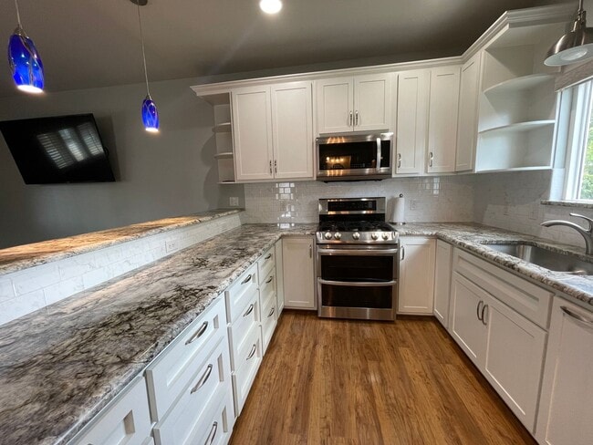 Building Photo - Amazing detached 2/2.5 duplex in Central Austin!!!