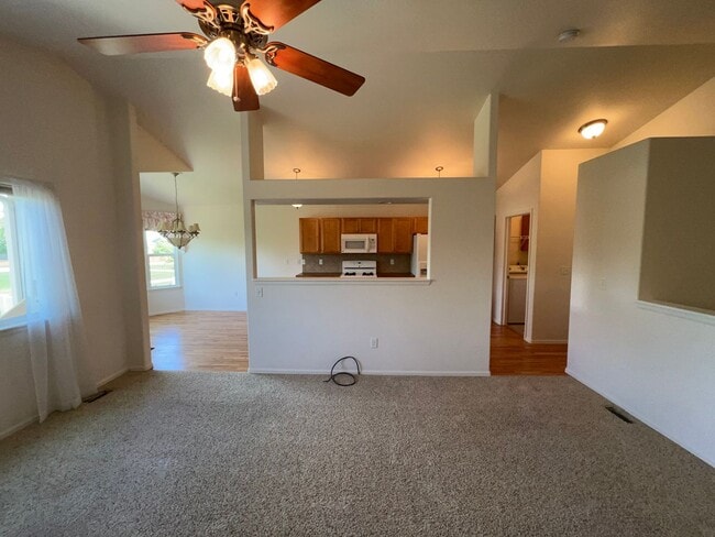 Building Photo - Charming 3 Bed, 2 Bath Home in Maple Hill