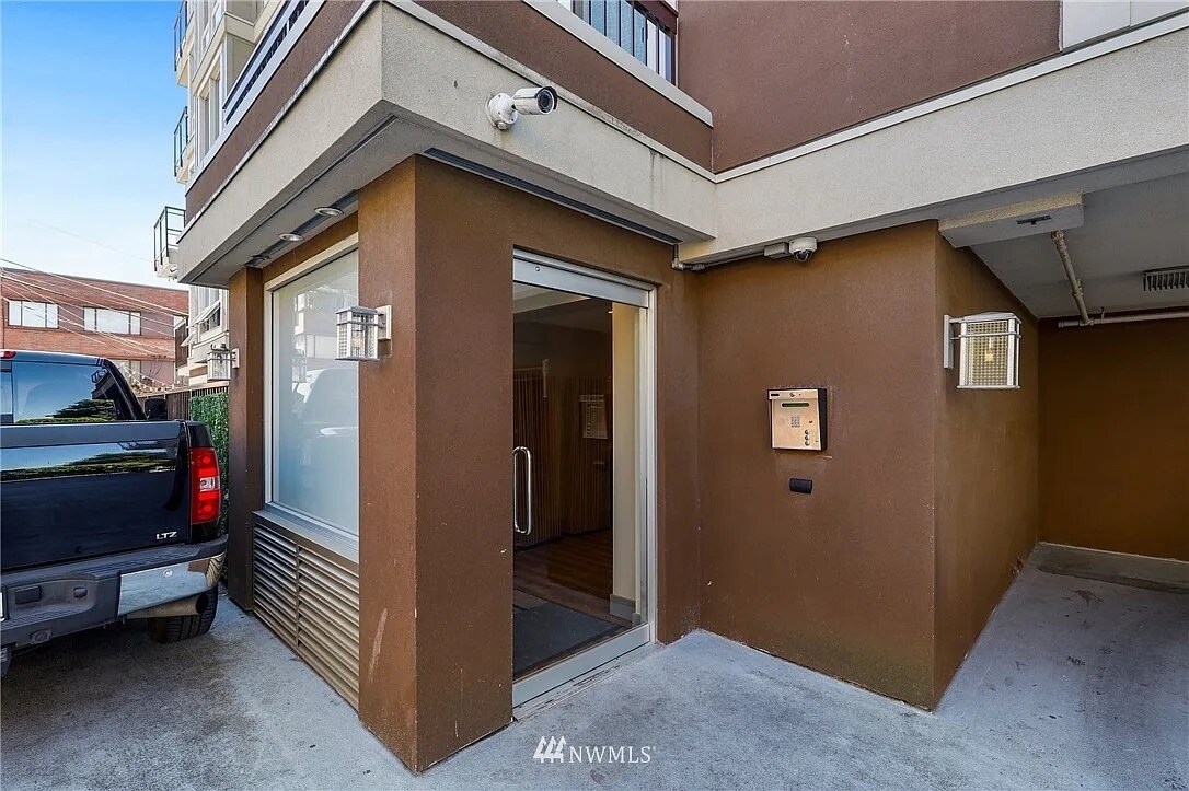 Building Photo - 500 5th Ave W