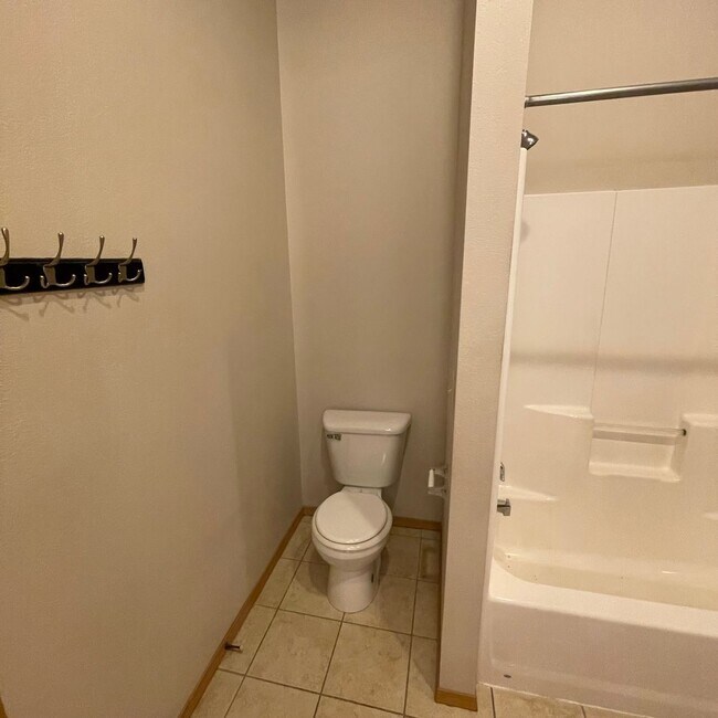 Building Photo - Beautiful 4 bedroom 3 full bathroom home available Now!