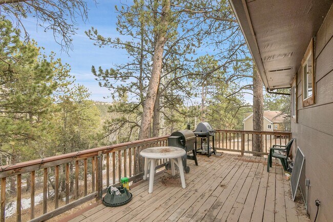 Building Photo - 2027 Roland Dr