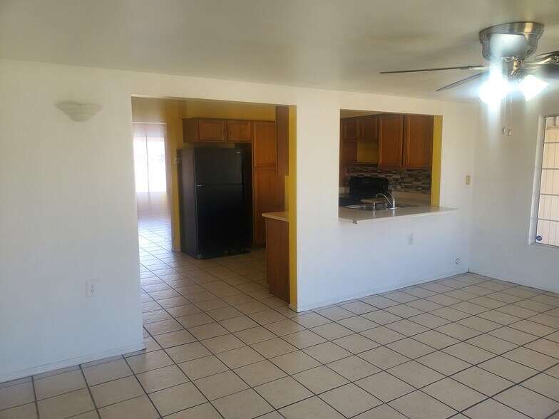 Building Photo - 8822 W Sahuaro Dr