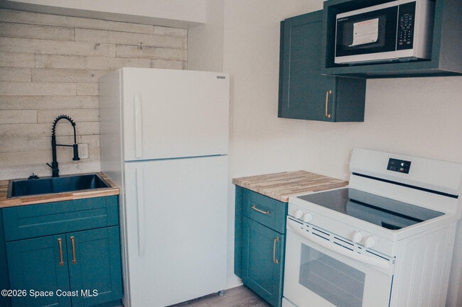 Building Photo - 211 Circle Dr