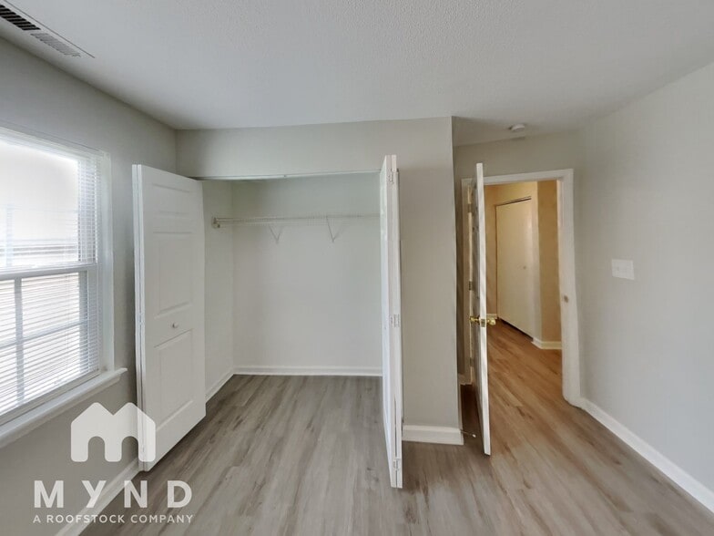 Building Photo - 217 Gladstone Dr