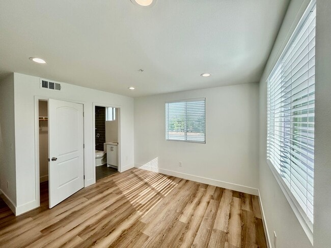 Building Photo - NewB La T 8418