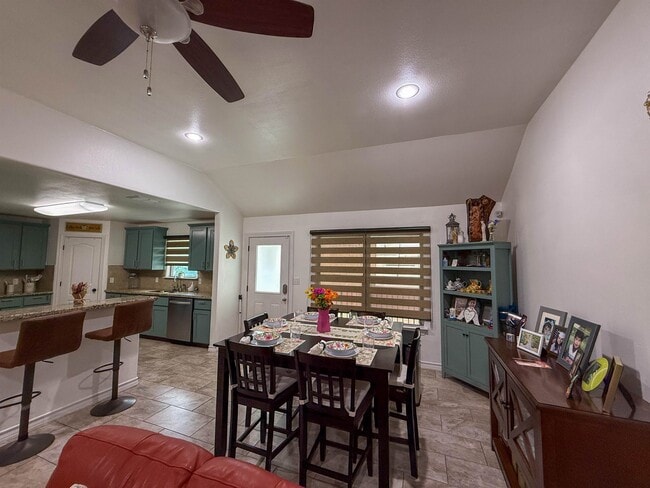 Building Photo - 208 Chisos Oak Dr