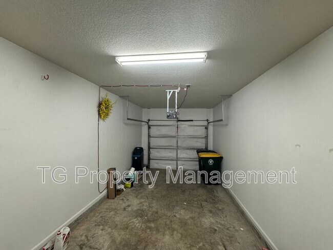 Building Photo - 6798 Roundleaf Dr