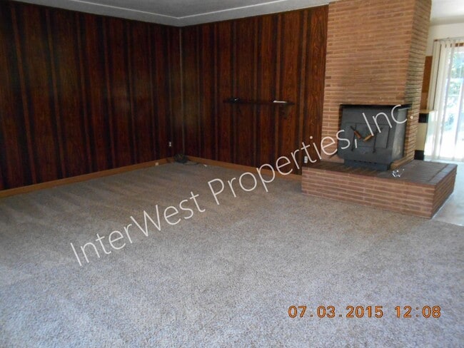Building Photo - 3 Bedroom Ranch Style on Cul De Saq with Fenced Yard, Wood Stove & Garage!