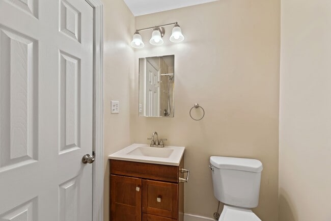 Building Photo - 2 bed Townhome in Annapolis in Hilltop Village