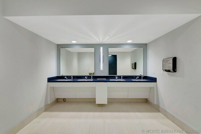 Building Photo - 6193 Pointe Regal Cir