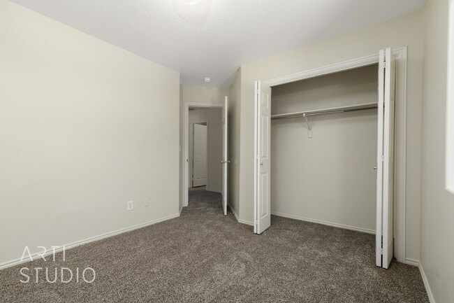 Building Photo - 3 Bedroom, 2 Bathroom Home in the Red Clif...