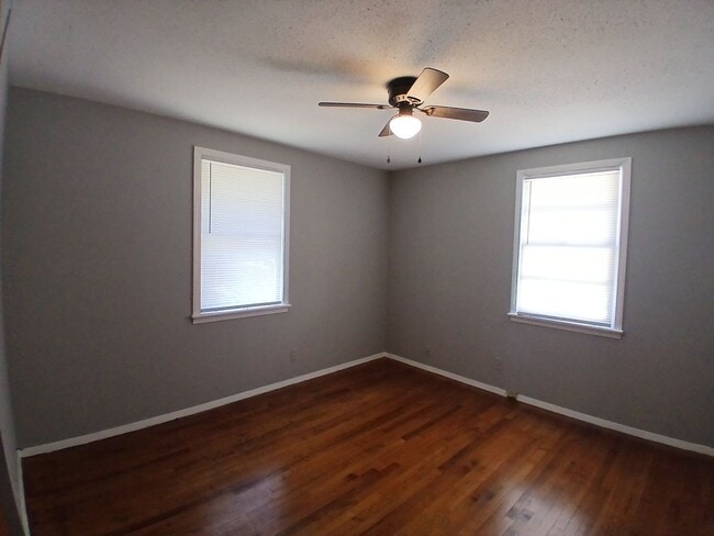 Building Photo - Charming 3 bedroom home - Open To Section 8