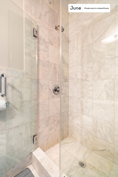 Building Photo - Private bedroom in 2 bed/1 bath Home