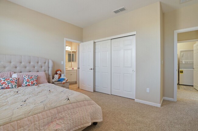 Building Photo - Beautiful home in desirable Spring Lake community Woodland