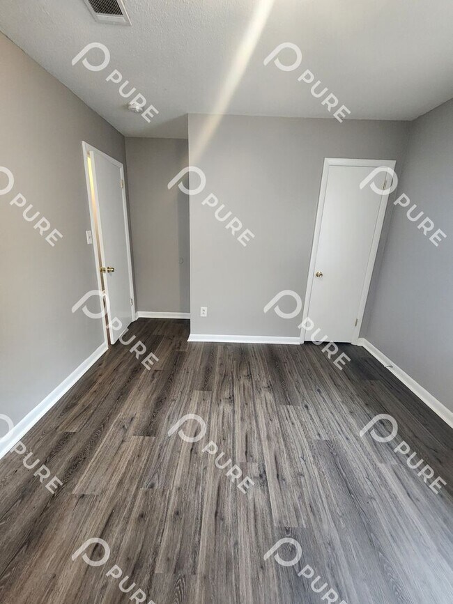 Building Photo - 14020 SW Wyandotte Dr