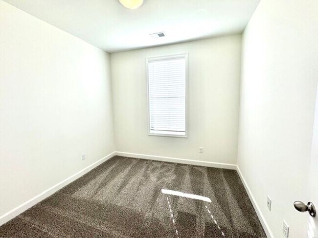 Building Photo - Now Leasing a 4-bedroom 25 bath home in Oakland.