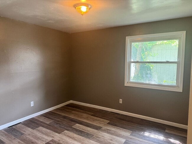 Building Photo - 2 Bedroom | 1 bath - Remodeled Unit Located in Springfield!