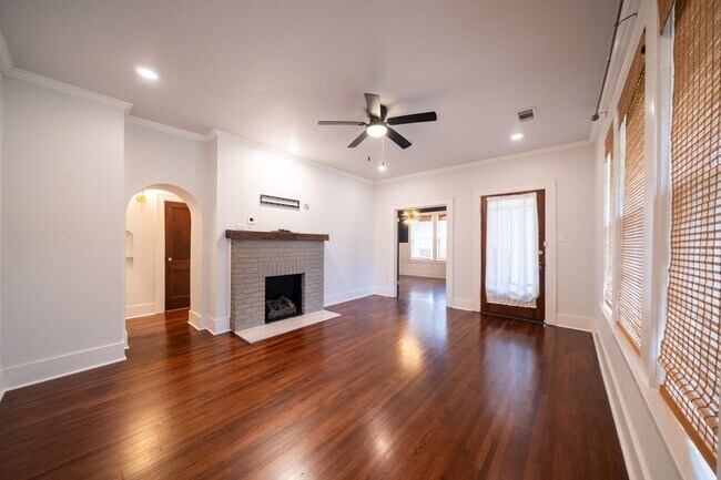 Building Photo - Charming home, great condition!