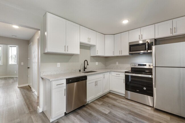 Building Photo - Charming 3BR Home in Heart of Tacoma - Modern Amenities & Prime Location!