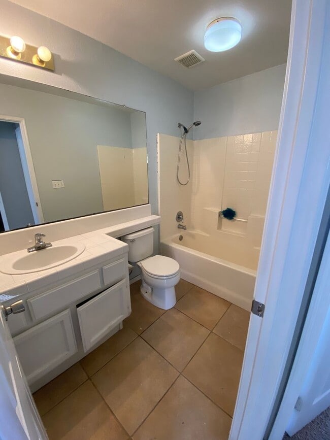 Building Photo - Great North Hanford Location