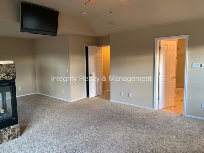 Building Photo - 552 Hanging Rock Pl