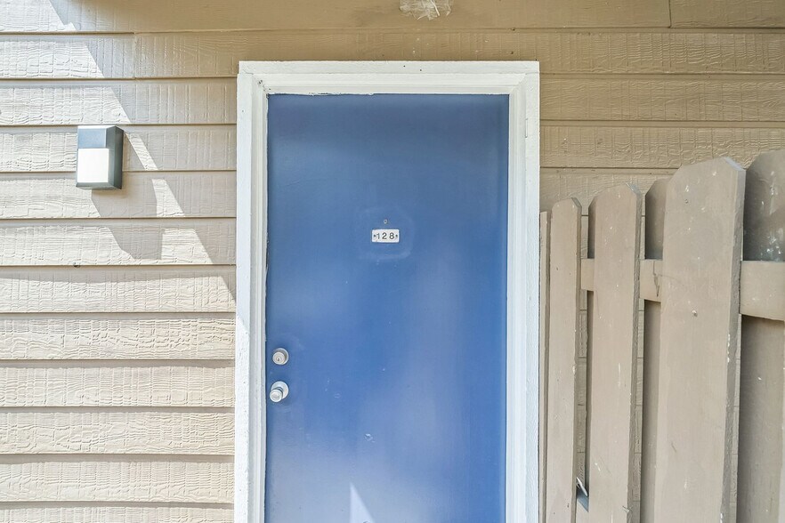 Building Photo - 13353 Emily Rd