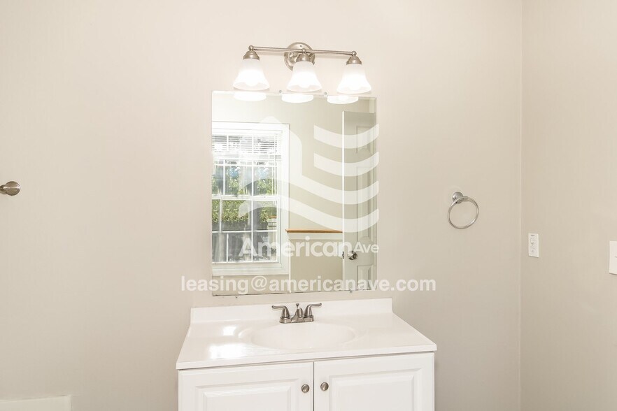 Building Photo - 402 Castle Ridge Dr